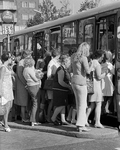 855042 Afbeelding van mensen die instappen in stadsbuslijn 7 naar Utrecht CS, bij een bushalte voor de stadsbussen aan ...